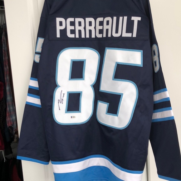 Winnipeg Jets signed jersey - Picture 1 of 8
